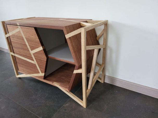 Kastje met latjesframe, zijkant