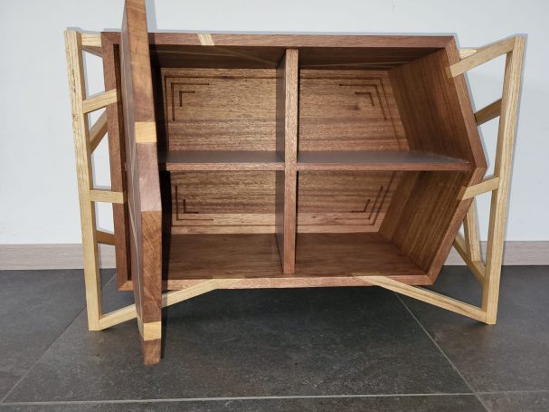 Kastje met latjesframe, deur open