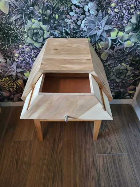 Nachtkastje, bovenste lade open