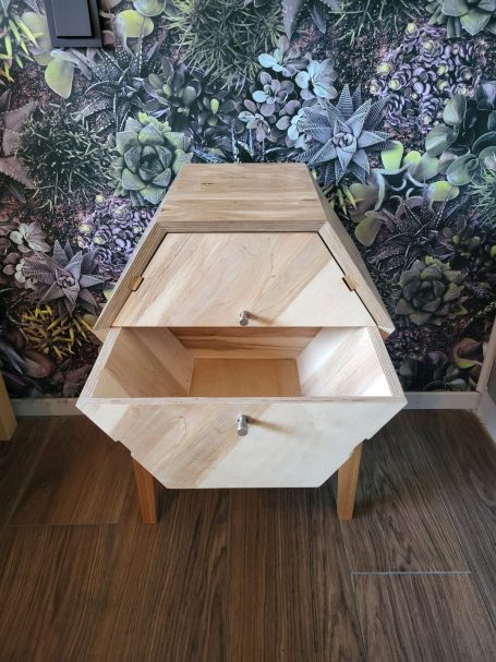 Nachtkastje, onderste laatje open